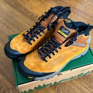 Awesome Danner gore-Tex boots. Mid leather trail 2650. Vibram sole.